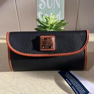 NEW Dooney & Bourke Continental Black and Tan Pebbled Leather Wallet